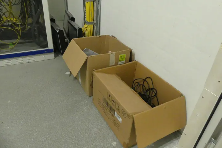 4x Bildschirm mit 2x Karton und Inhalt (Technikzubehör)